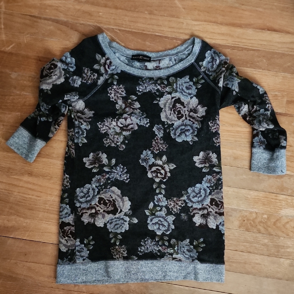 Almost Famous Floral Sweater - Black and Gray Juniors Medium